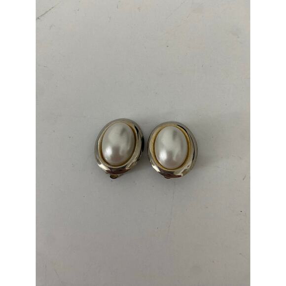 Vintage faux pearl clip on earrings - Picture 1 of 3